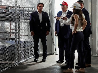 qu4wfullaff6pfhyjn7vr5ooai El presidente Donald Trump, el gobernador de Florida, Ron DeSantis, y la secretaria de Seguridad Nacional, Kristi Noem, en el centro de detenciónde migrantes conocido como Alligator Alcatraz.