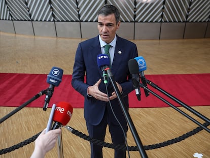 Pedro Sanchez atiende a los medios, este jueves en Bruselas.