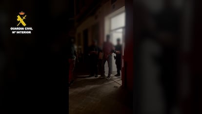 si3xmx7ms5l3vi5bj6v6dnzisy-1 Los agentes de la Guardia Civil conducen al detenido en Valencia el 17 de junio por un delito de adoctrinamiento y otro de capacitación terrorista.