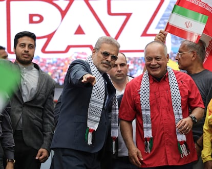 El ministro del Interior de Venezuela, Diosdado Cabello, a la derecha, con el embajador iraní.