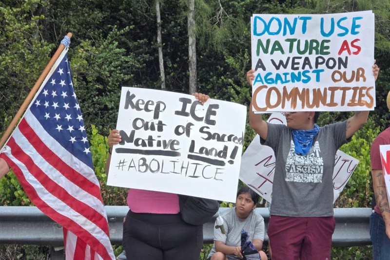 trump-visita-centro-de-migrantes-en-humedal-de-florida-en-medio-de-burlas-sobre-caimanes-2 Trump visita centro de migrantes en humedal de Florida en medio de burlas sobre caimanes - trump-visita-centro-de-migrantes-en-humedal-de-florida-en-medio-de-burlas-sobre-caimanes-2-1024x683