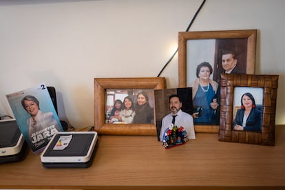 u3xcoj5yjvbxxav3kapprlpnkm Fotos familiares en la casa de la madre de Jeannette Jara.