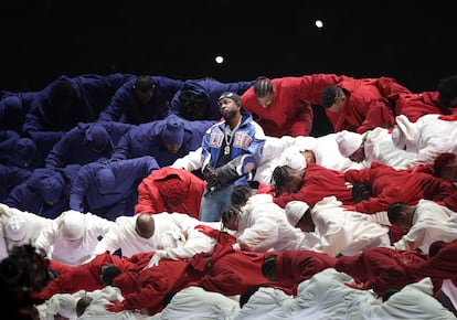 El artista Kendrick Lamar durante el espectáculo de medio tiempo del Super Bowl de 2025.