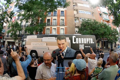 zhmjgbbsrm6krtyv5hqsxwnzjm-1 El autobús del grupo ultraderechista Hazte Oír se pasea delante de la sede del PSOE.