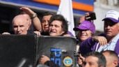 Foto ilustrativa de la nota titulada: Apedrean a Javier Milei durante una caravana electoral (Video)