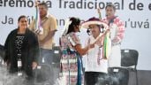 Foto ilustrativa de la nota titulada: Entre porras a AMLO y Sheinbaum, indígenas entregan bastones de mando a ministros electos de la Corte