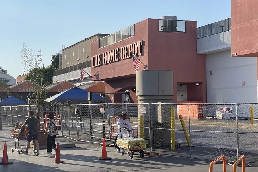 Inmigración se ensaña con el estacionamiento de una tienda en Los Ángeles con cuatro redadas