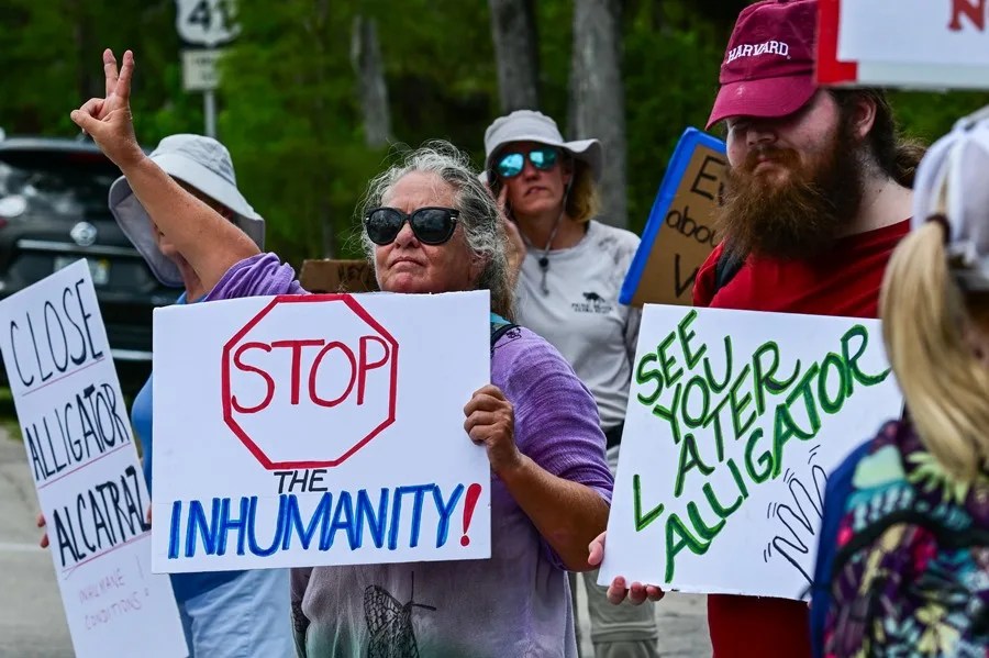 La Corte Federal de Apelaciones suspende la orden para desmantelar la prisión 'Alligator Alcatraz' en Florida