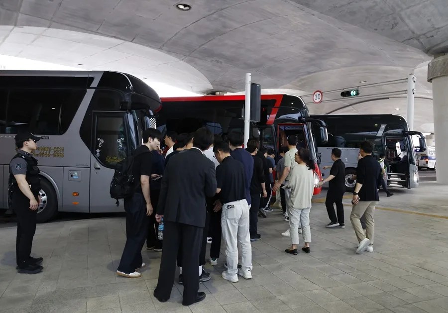 Trabajadores surcoreanos repatriados detenidos en una redada en Estados Unidos, hoy en el Aeropuerto Internacional de Incheon en Incheon, Corea del Sur.