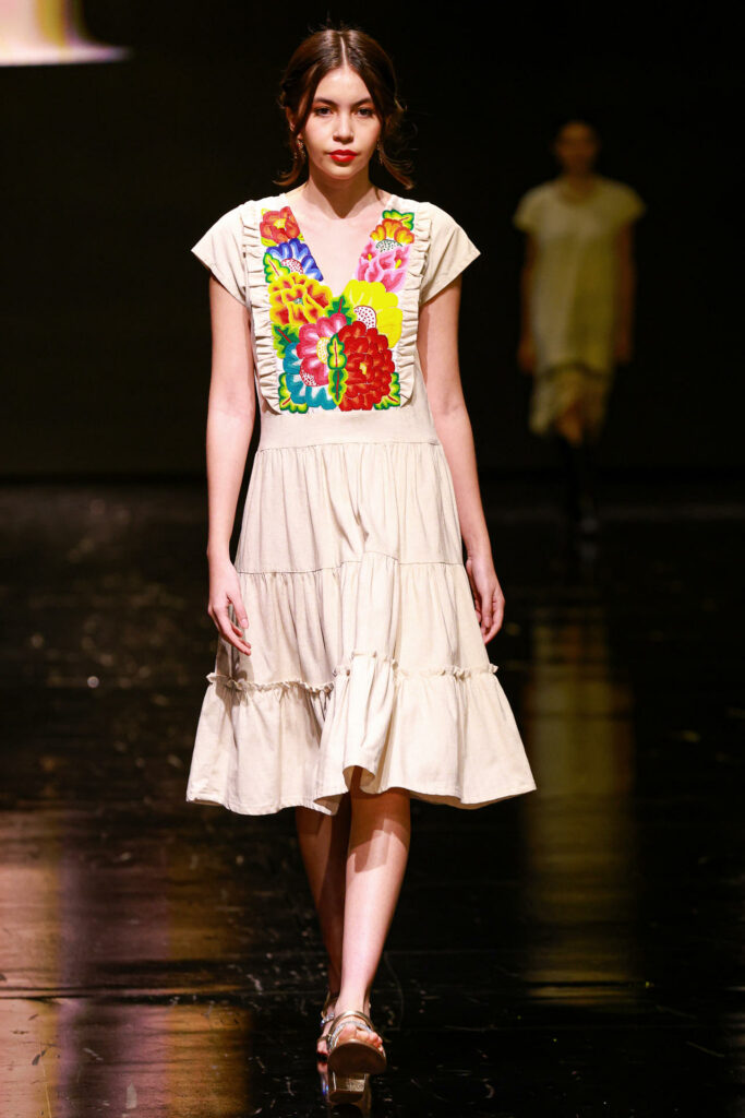 0de95bdaa4cd337d9d586823f4e982cae9523fb4w-683x1024-1 Vestidos de noche con bordados de la cultura zapoteca roban las miradas en una pasarela de Intermoda - 0de95bdaa4cd337d9d586823f4e982cae9523fb4w-683x1024