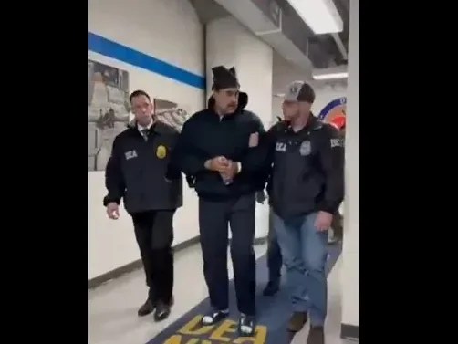 Captura de video tomada de la cuenta en X @RapidResponse47 de la Casa Blanca del presidente de Venezuela, Nicolás Maduro (c), a su llegada a la sede de la DEA este sábado, en Nueva York (EE.UU.). EFE/ Rapidresponse47