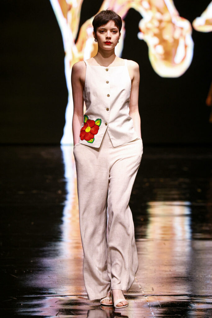 d17993e2a5c3fcfc195bf0c216162e0cdddf1587w-683x1024-1 Vestidos de noche con bordados de la cultura zapoteca roban las miradas en una pasarela de Intermoda - d17993e2a5c3fcfc195bf0c216162e0cdddf1587w-683x1024