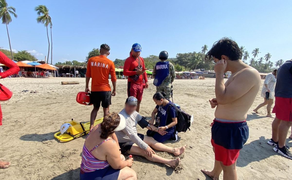 Marina rescata a 4 personas en riesgo de ahogarse en playa de Guerrero - hombre-rescatado-mar-adentro-en-guerrero
