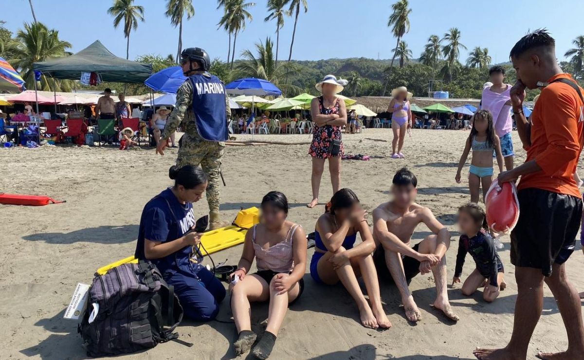 Marina rescata a 4 personas en riesgo de ahogarse en playa de Guerrero - jovenes-rescatados-mar-adentro-en-guerrero