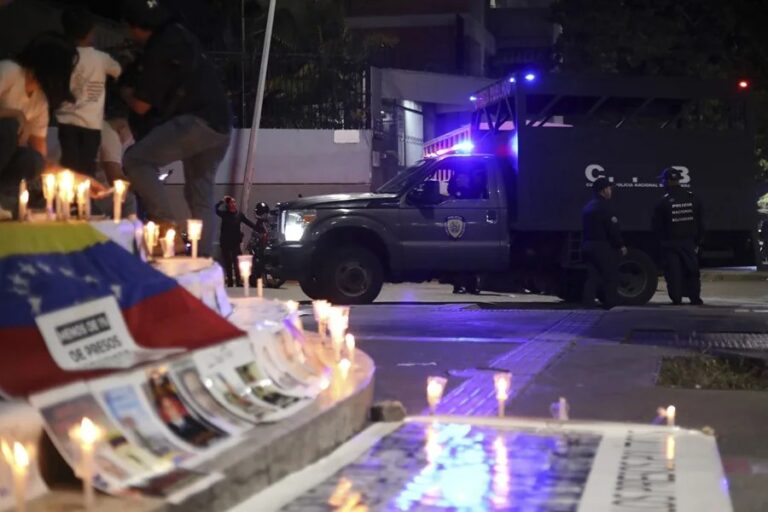 Fotografía que muestra nombres de presos políticos en Venezuela durante una vigilia en El Helicoide este domingo, en Caracas.