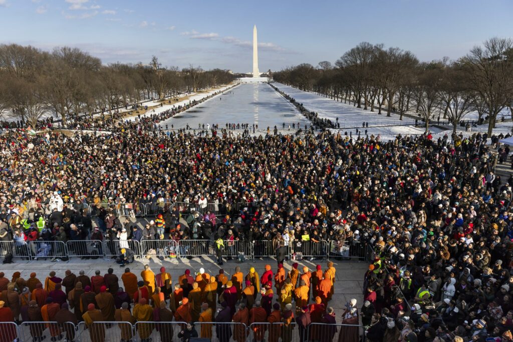 4db8723cce580650f09c4b4d44b1b3cd9a319407w-1024x683-1 Monjes budistas reúnen a miles de personas en Washington en el final de su marcha - 4db8723cce580650f09c4b4d44b1b3cd9a319407w-1024x683