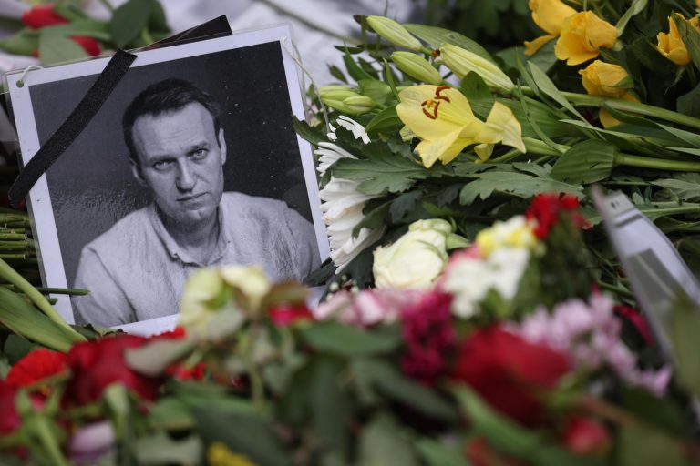 flores-en-alemania-por-la-muerte-de-alexei-navalni-1