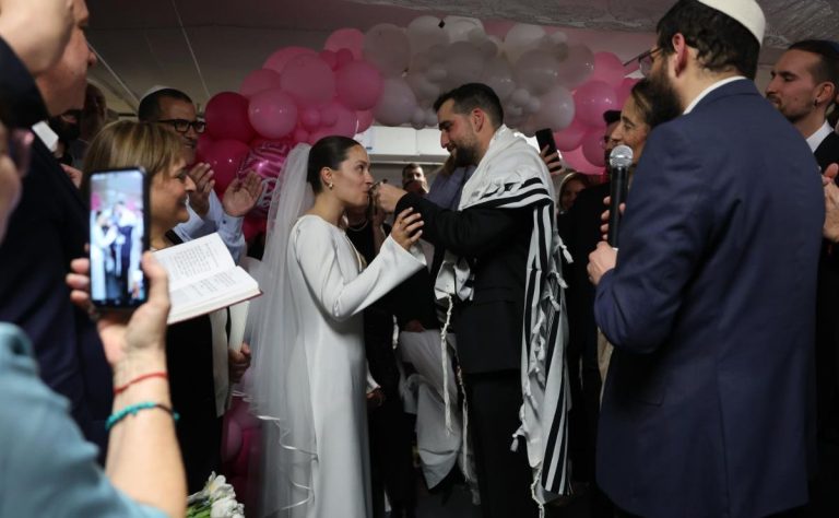 boda-celebrada-en-estacionamiento-de-edificio-en-israel