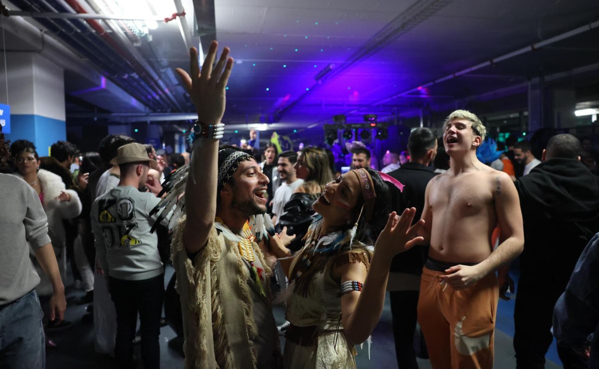 Israel recupera cierta normalidad durante el sexto día de guerra con Irán - celebracion-en-refugio-subterraneo-en-israel