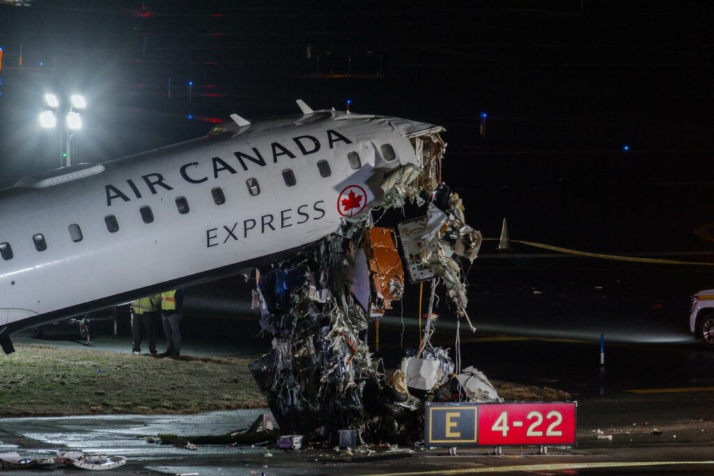 Recuperan la caja negra del avión que colisionó en Nueva York con un camión de bomberos - choque-avion-air-canada-aeropuerto-laguardia-nueva-york-1024x683