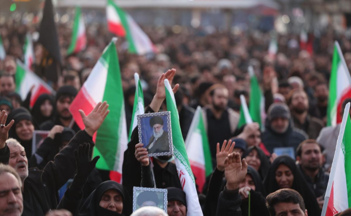 Trump advierte que próximo líder supremo de Irán "no durará mucho" sin su aprobación - concentracion-en-la-plaza-enqelab-de-teheran-en-senal-de-duelo-tras-la-muerte-del-lider-supremo-irani-el-ayatola-ali-jamenei