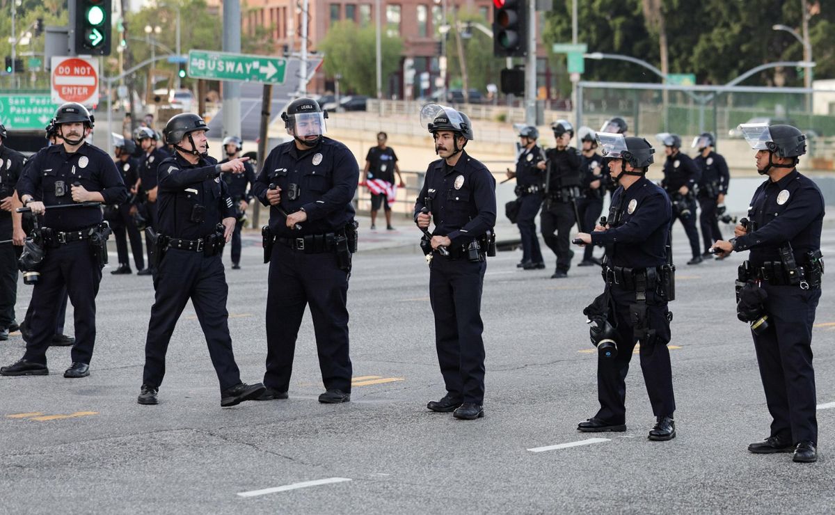 Más de 80 detenidos en protestas 'No Kings' contra Trump en 4 ciudades de EE.UU. - despliegue-policial-durante-protesta-no-kings-en-los-angeles-california