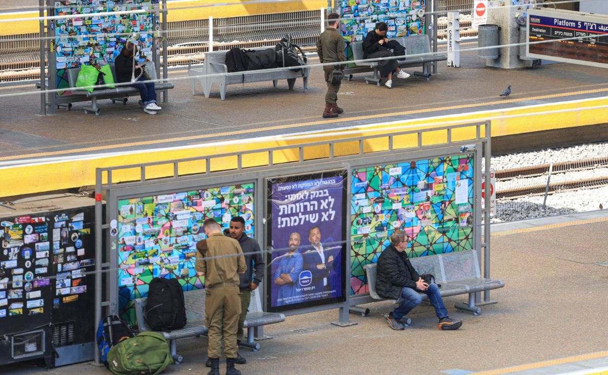 En Tel Aviv, los israelíes buscan normalidad tras varios días entre la casa y el refugio - estacion-de-tren-en-tel-aviv