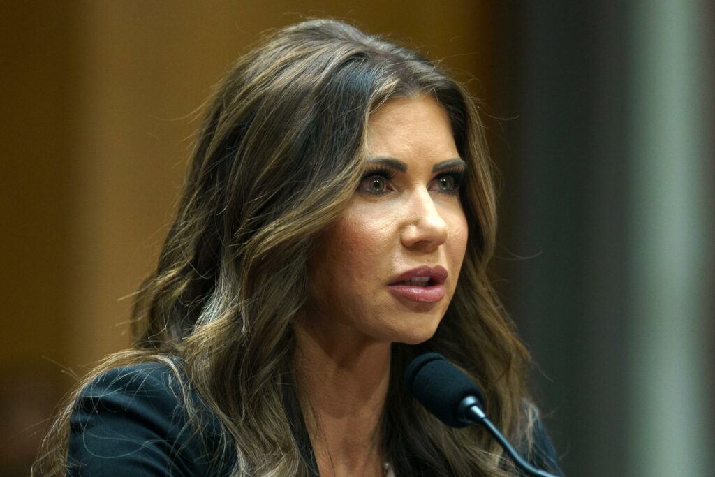 Varios sectores reciben con beneplácito la salida de Noem del DHS y exigen reformas - kristi-noem-secretaria-de-seguridad-de-eeuu-1024x683