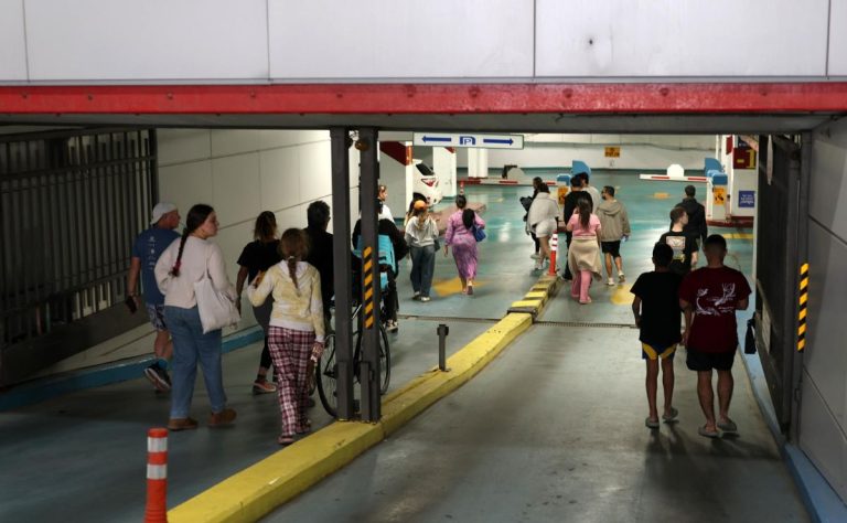 personas-en-tel-aviv-israel-buscan-refugio-ante-ataque-aereo