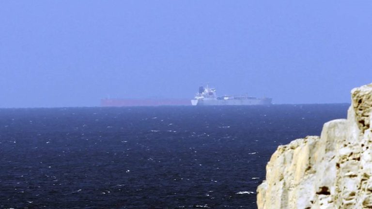 petroleros-cruzan-el-estrecho-de-ormuz