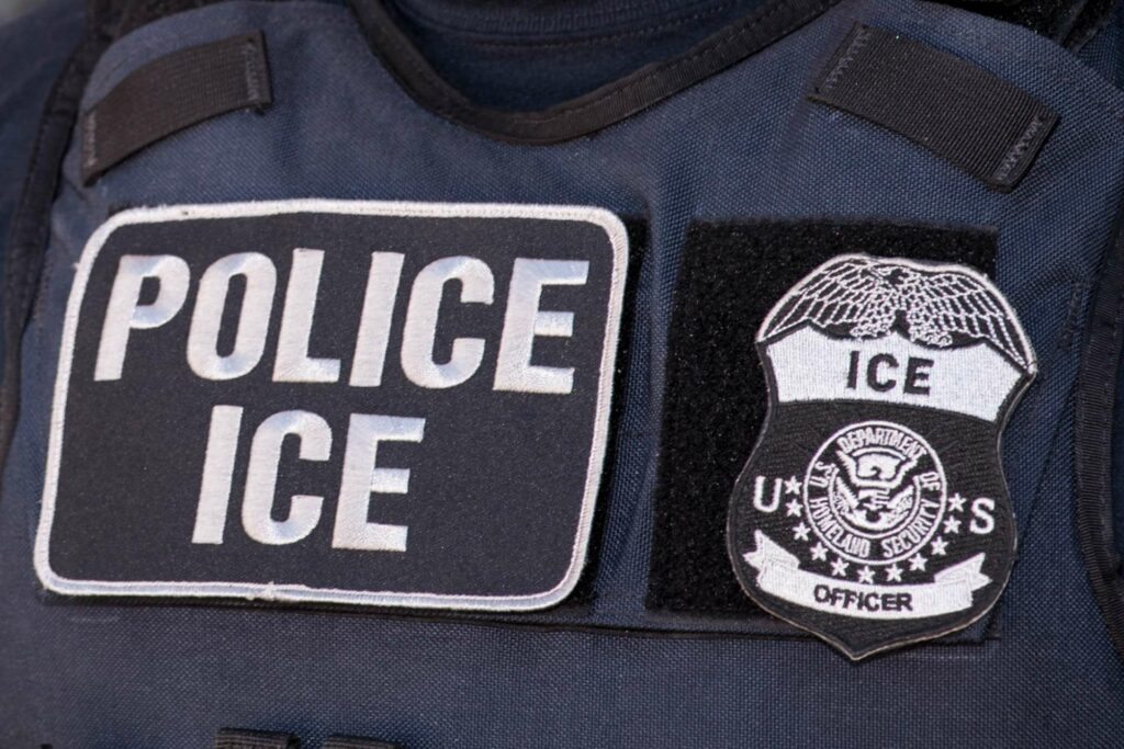 Jueza de EE.UU. ordena a ICE permitir abogados a migrantes detenidos en Alligator Alcatraz - policia-agente-ice-eeuu-1024x683