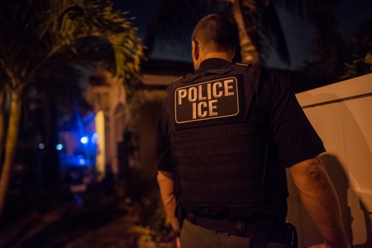 agente-ice-eeuu-mexicano-migrantes