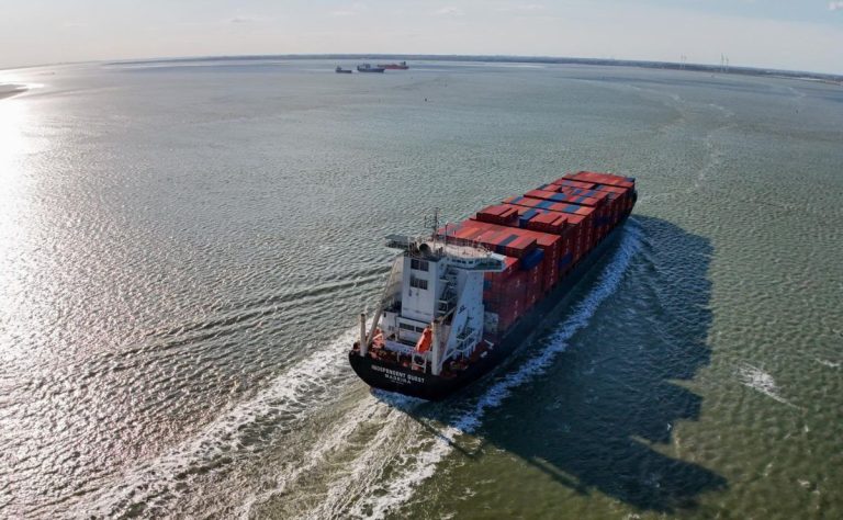 barco-atravesando-el-estrecho-de-ormuz