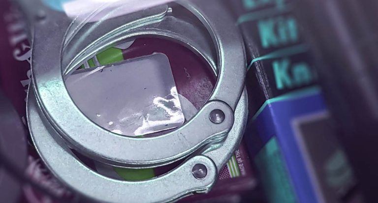 detenido-detencion-esposas-arresto