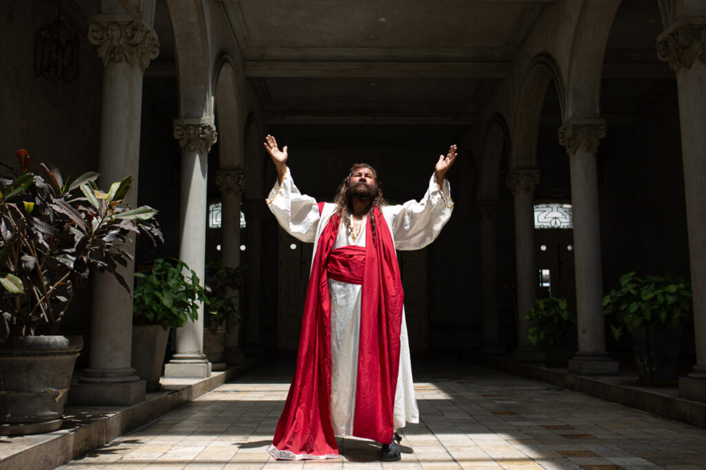 el-cristo-cholo-recorre-las-calles-de-lima-cargando-la-cruz-para-pedir-paz-en-el-mundo-1024x683-1 El 'Cristo Cholo' recorre las calles de Lima cargando la cruz para pedir paz en el mundo - el-cristo-cholo-recorre-las-calles-de-lima-cargando-la-cruz-para-pedir-paz-en-el-mundo-1024x683