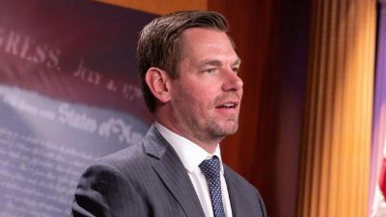 el-democrata-eric-swalwell-renuncia-al-congreso-de-eeuu-tras-denuncias-de-abuso-sexual