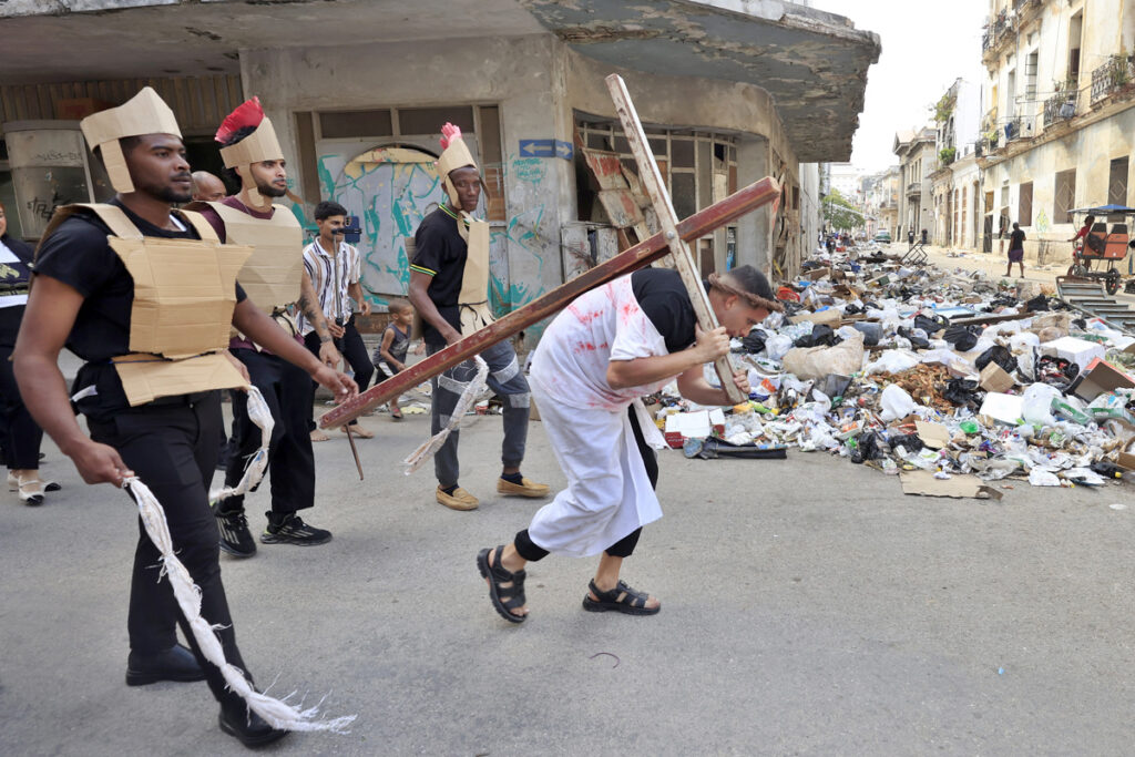 en-latinoamerica-se-conmemora-el-viernes-santo-con-procesiones-y-plegarias-2-1024x683-1 En Latinoamérica se conmemora el Viernes Santo con procesiones y plegarias - en-latinoamerica-se-conmemora-el-viernes-santo-con-procesiones-y-plegarias-2-1024x683