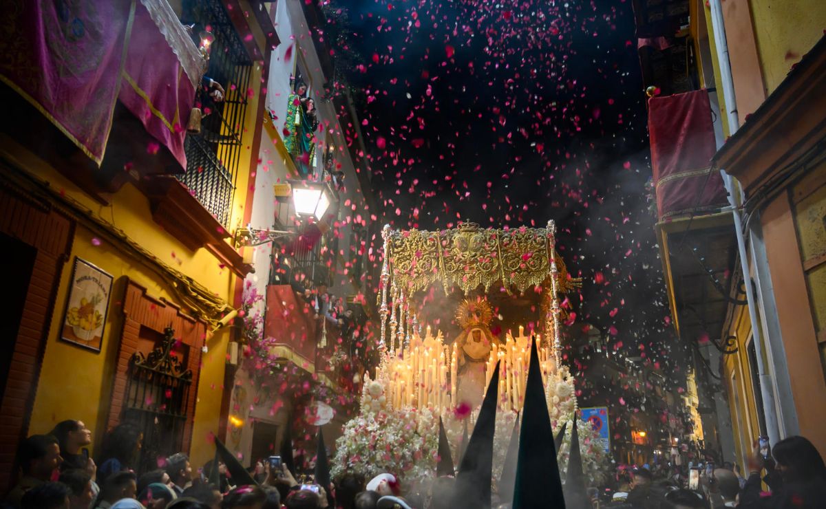 Miles de tambores y bombos rompen el silencio en el Viernes Santo en España - madruga-en-sevilla