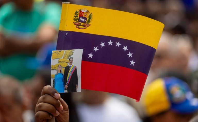 manifestacion-a-favor-de-nicolas-maduro-y-su-esposa-cilia-flores