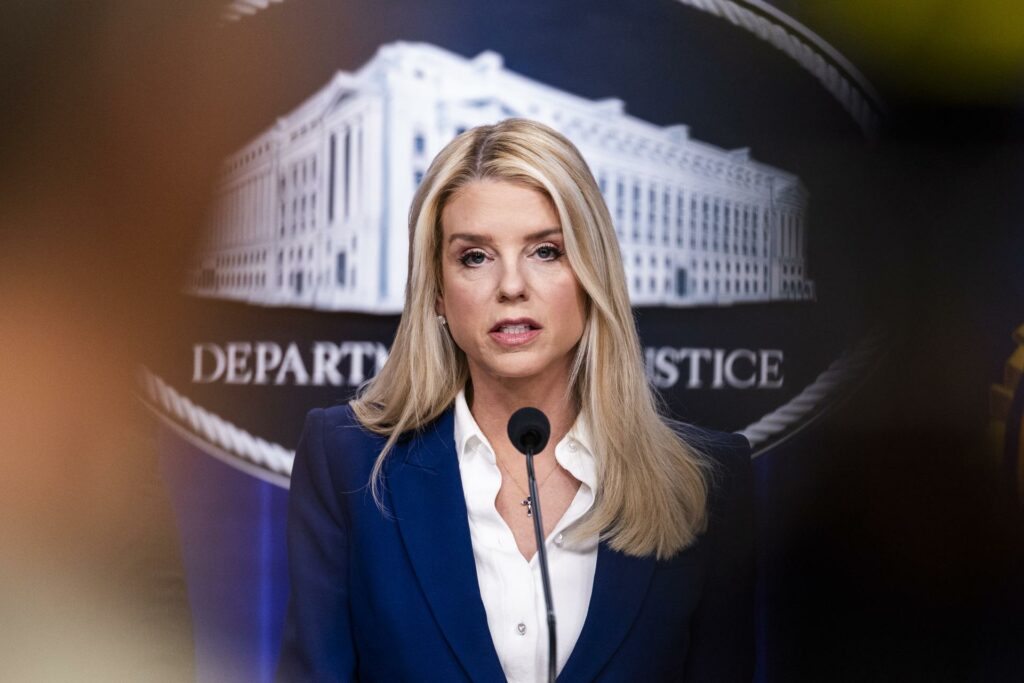 Pam Bondi, la leal fiscal general que se quemó por defender a Trump y perdió su confianza - pam-bondi-eeuu-1024x683
