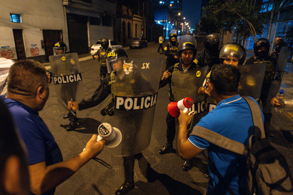 se-dispara-tension-en-elecciones-de-peru-por-grito-de-fraude-de-candidato-ultraderechista-2-1024x683-1 Estalla la tensión en elecciones de Perú por grito de fraude de candidato - se-dispara-tension-en-elecciones-de-peru-por-grito-de-fraude-de-candidato-ultraderechista-2-1024x683