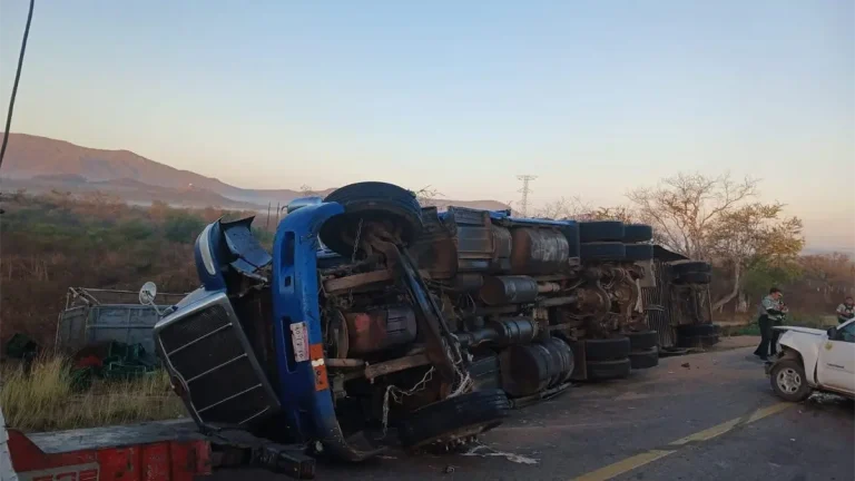 trailer-volcado-en-la-carretera-mexico-15-tras-accidente-cerca-de-rosario-9ba1d71b-focus-0-0-1200-675