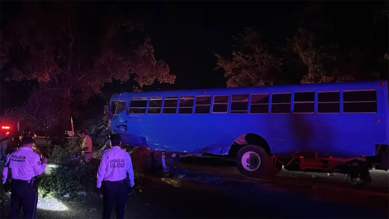 tres-personas-mueren-en-choque-entre-un-automovil-y-un-camion-en-navolato-8d4812c7-focus-0-0-1200-675