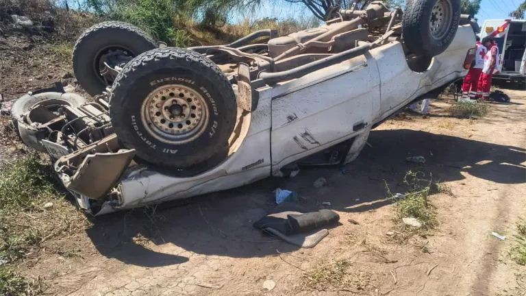volcadura-en-la-carretera-guasavebamoa-deja-a-dos-personas-ilesas-8a92a4a1-focus-0-0-1200-675