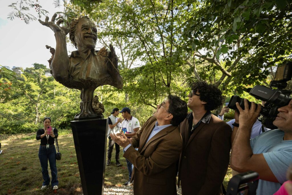 Develan una escultura de Gabriel García Márquez en Venezuela para honrar su legado - 815ba33068be2ff7a85ef6dd3f2a9c0e8e9de63dw-1024x683