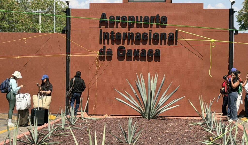 a4e0e8989a589b87262b5db1f4e8263afc28c7d5w-1024x597-1 CNTE intensifica sus protestas con la toma del aeropuerto de Oaxaca - a4e0e8989a589b87262b5db1f4e8263afc28c7d5w-1024x597
