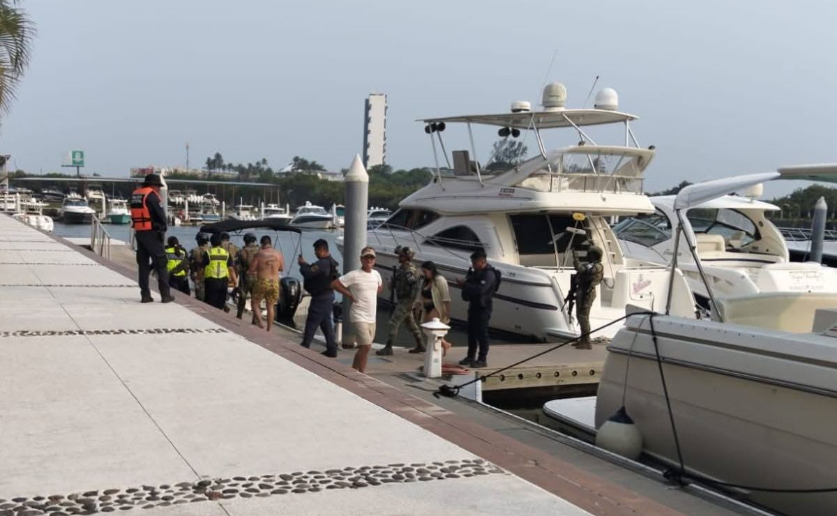 Video: Yate se incendia en Veracruz; tripulantes se arrojaron al mar - autoridades-en-puerto-de-alvarado-por-incendio-de-yate