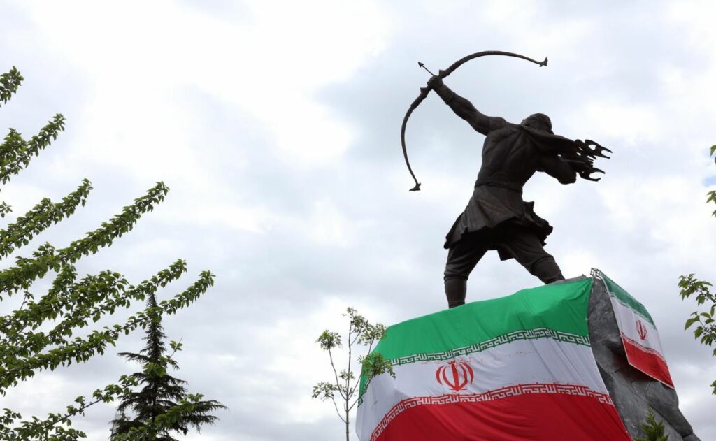 EE.UU. e Irán elevan tensión con intercambio de ataques, tras 29 días del alto el fuego - bandera-de-iran-en-teheran-1024x631