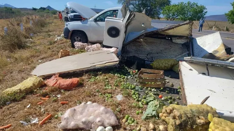 camioneta-con-verduras-se-destruye-tras-volcadura-en-la-costera-112c188b-focus-0-0-1200-675