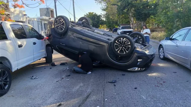 choque-en-los-mochis-provoca-volcadura-de-vagoneta-y-un-joven-herido-d1b2d377-focus-0-0-1200-675